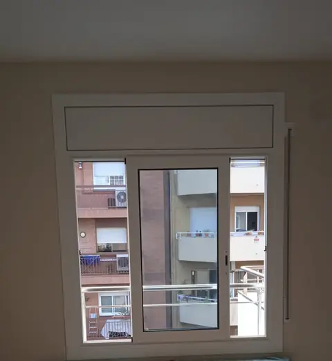 Ventana de aluminio blanco con cajón monoblock vista desde el interior